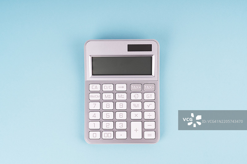 蓝色背景上的银色计算器图片素材