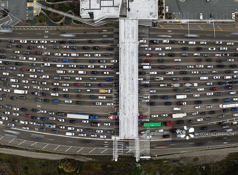 旧金山和奥克兰之间的海湾大桥收费广场的空中俯视图图片素材