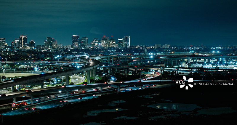 夜间航拍加利福尼亚州西奥克兰背景下的80号州际公路图片素材