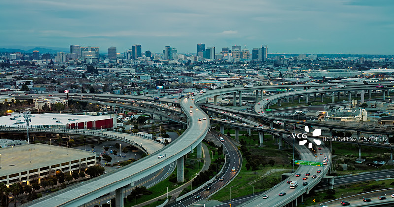 早晨的加利福尼亚西奥克兰背景下的80号州际公路航拍图图片素材