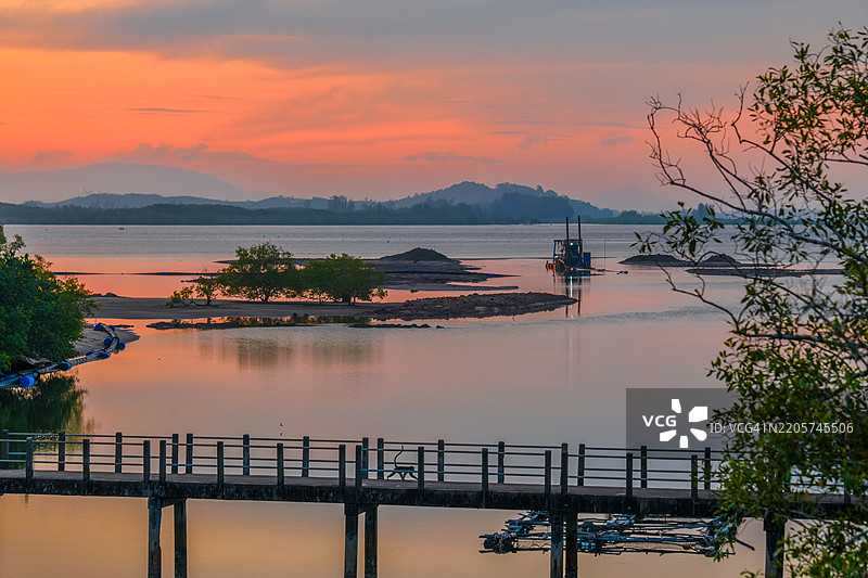 海滩和海洋上的日出场景图片素材