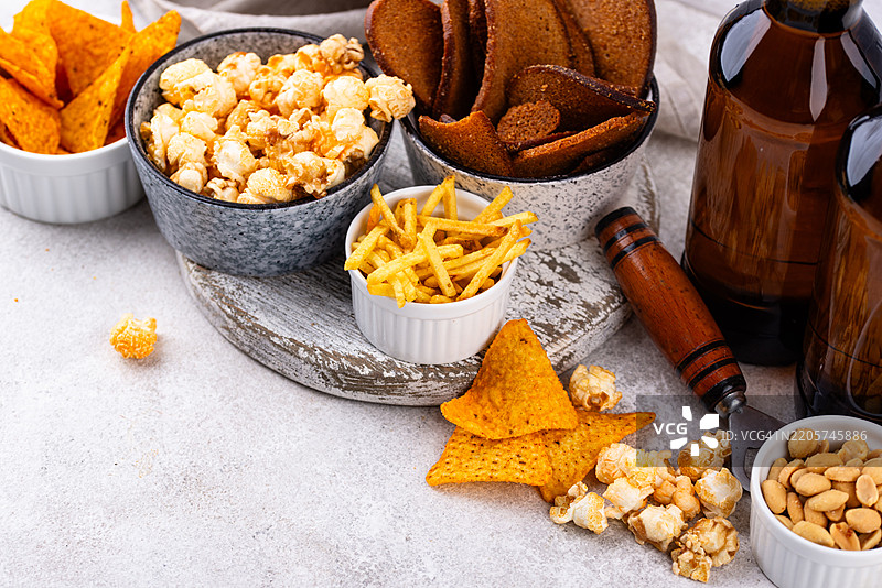 超级碗或足球派对上的啤酒和各种小吃图片素材