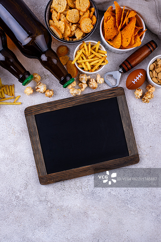 超级碗或足球派对上的啤酒和各种小吃图片素材