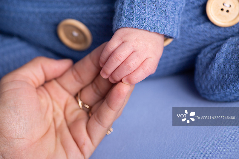 小新生儿的手和手指特写图片素材