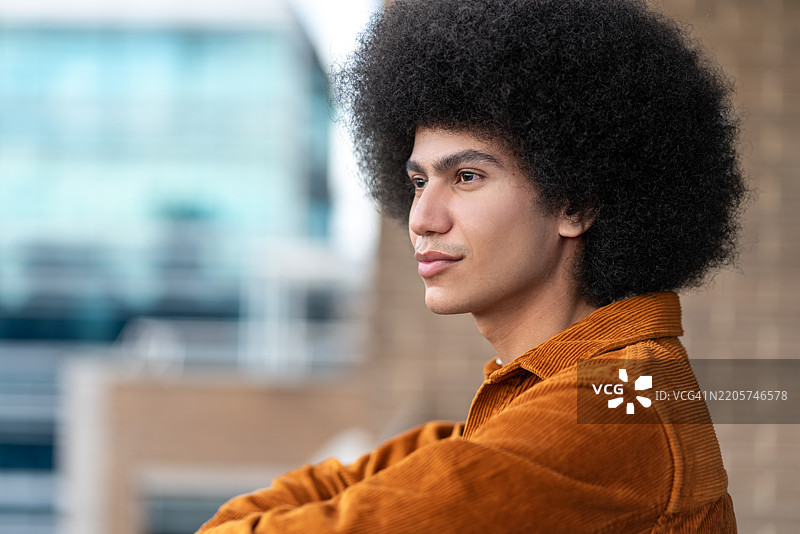 年轻拉丁裔男性的肖像图片素材