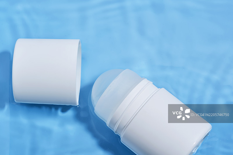 蓝色背景下的水中滚珠除臭剂图片素材