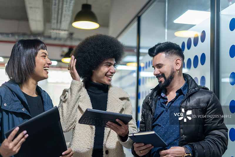 年轻商业团队在现代办公室中图片素材