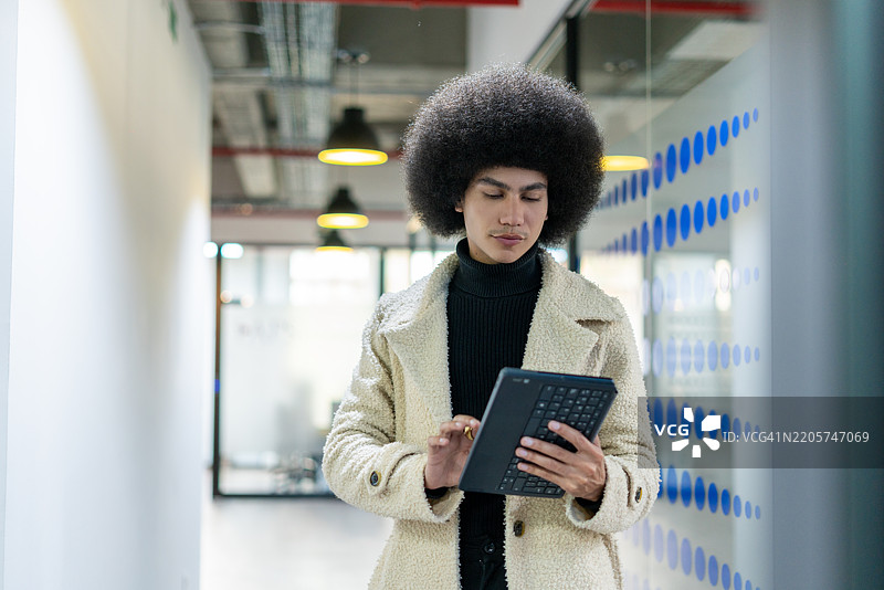 年轻的拉丁裔男士在现代办公室的日常生活图片素材