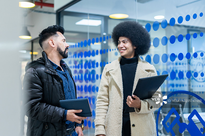 年轻商业团队在现代办公室中图片素材