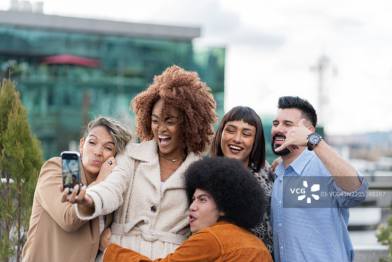 年轻商业团队在现代办公室中图片素材