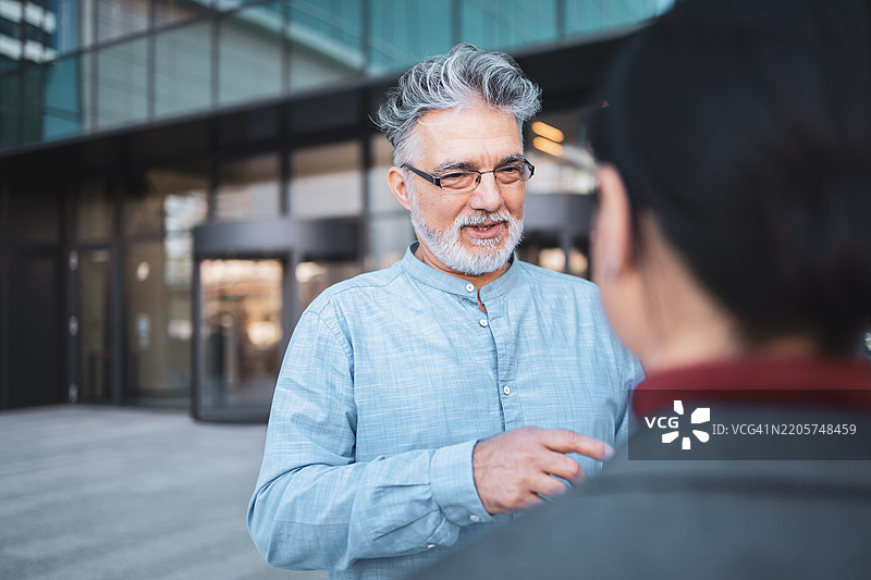 日本女性与的白人男性进行商务会议图片素材