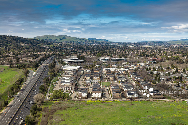 加利福尼亚州阿拉梅达县普莱森顿的郊区房屋鸟瞰图图片素材