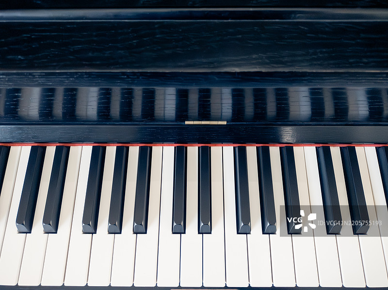黑色立式钢琴图片素材