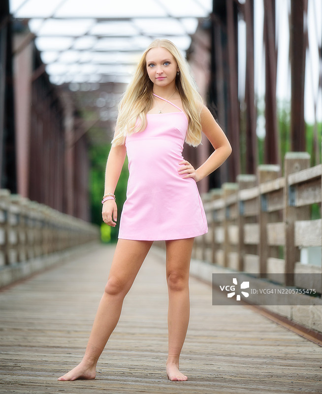 美丽年轻女性在威斯康星州厄尔克莱尔的步道上站立的肖像图片素材