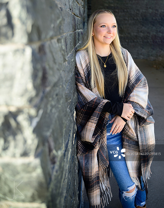 年轻女性站在墙边的肖像，威斯康星州，厄尔克莱尔，美国图片素材