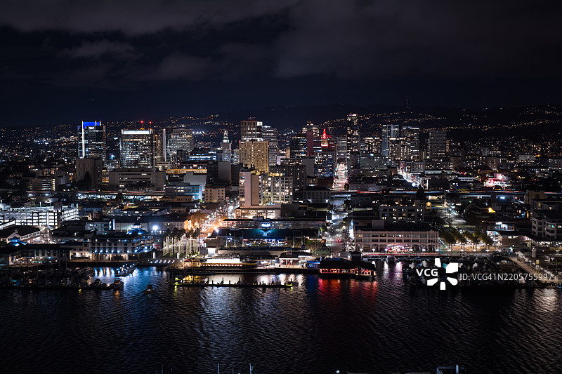 清晰夜晚的奥克兰市中心航拍图图片素材