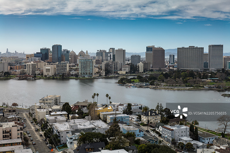 加利福尼亚州阿拉米达县阳光明媚的日子里，从梅里特湖上空俯瞰奥克兰市中心的无人机拍摄。图片素材