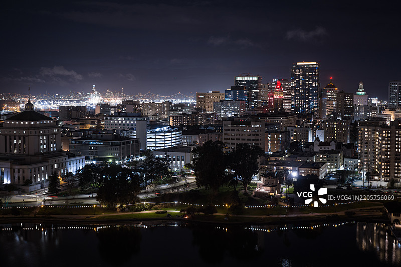 加利福尼亚州阿拉米达县奥克兰的夜景鸟瞰图图片素材