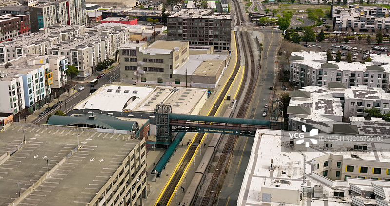 加州旧金山的乘客列车在阴云密布的日子里 - 鸟瞰图图片素材