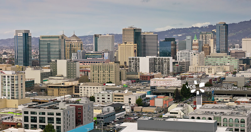 加州阿拉梅达县奥克兰市中心的无人机视角，阴天图片素材