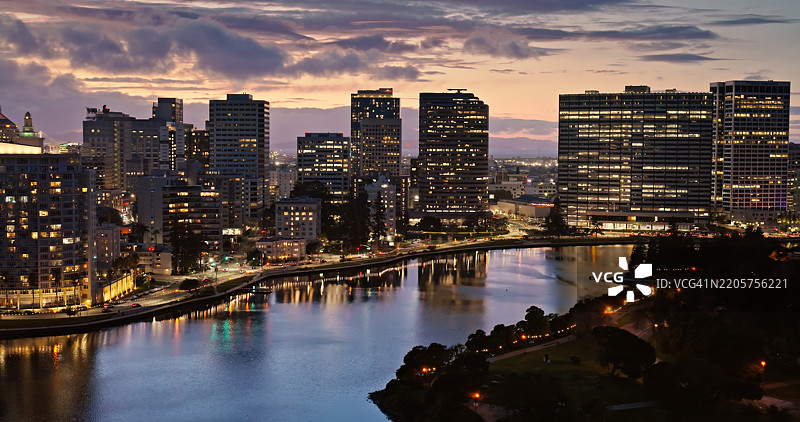 加州阿拉梅达县黄昏时分的奥克兰建筑灯光 - 无人机拍摄图片素材