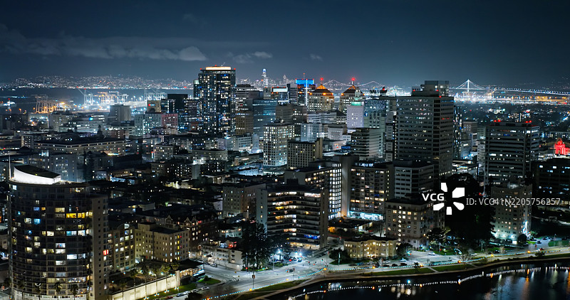 加利福尼亚州阿拉米达县奥克兰市中心的夜间航拍镜头图片素材