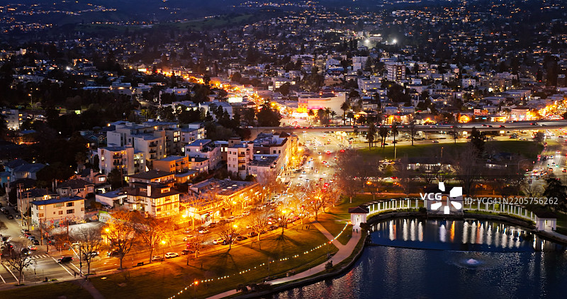 加州阿拉梅达县奥克兰的黄昏大湖 - 空中视角图片素材