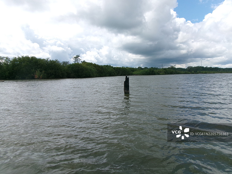 在美国印第安纳州亨廷顿拍摄的瓦巴什河沿岸的照片，2024年8月图片素材