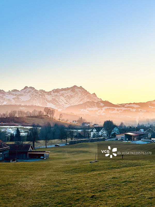 瑞士清澈天空下的田野美景图片素材