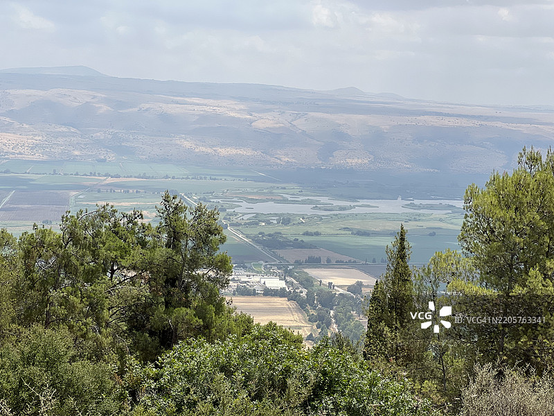 以色列北区的树木和山脉与天空的美丽景色图片素材