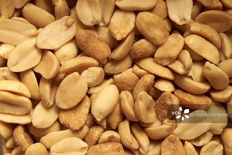 烤花生展现出金棕色的酥脆，提供富含蛋白质的营养，适合零食或烹饪使用。图片素材