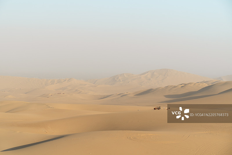 秘鲁华卡奇纳沙漠的日落、沙丘和绿洲图片素材