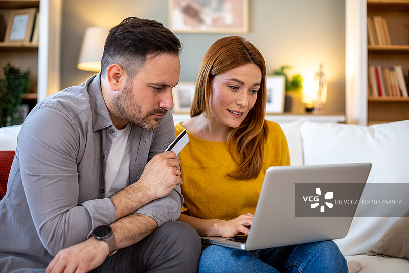 一对情侣仔细挑选在线商品图片素材