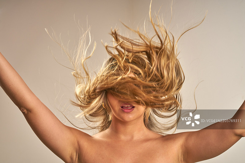 模特为时装秀准备，正在打理她的头发图片素材