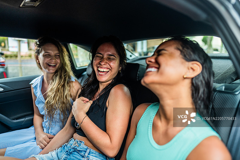 朋友们在车里聊天图片素材