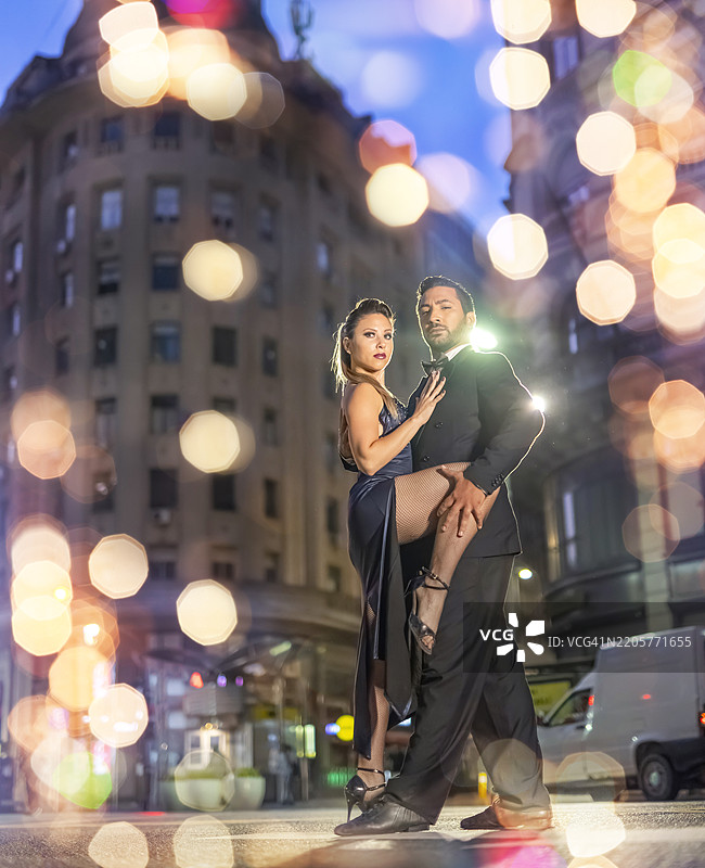布宜诺斯艾利斯街头夜晚的阿根廷探戈舞者肖像图片素材