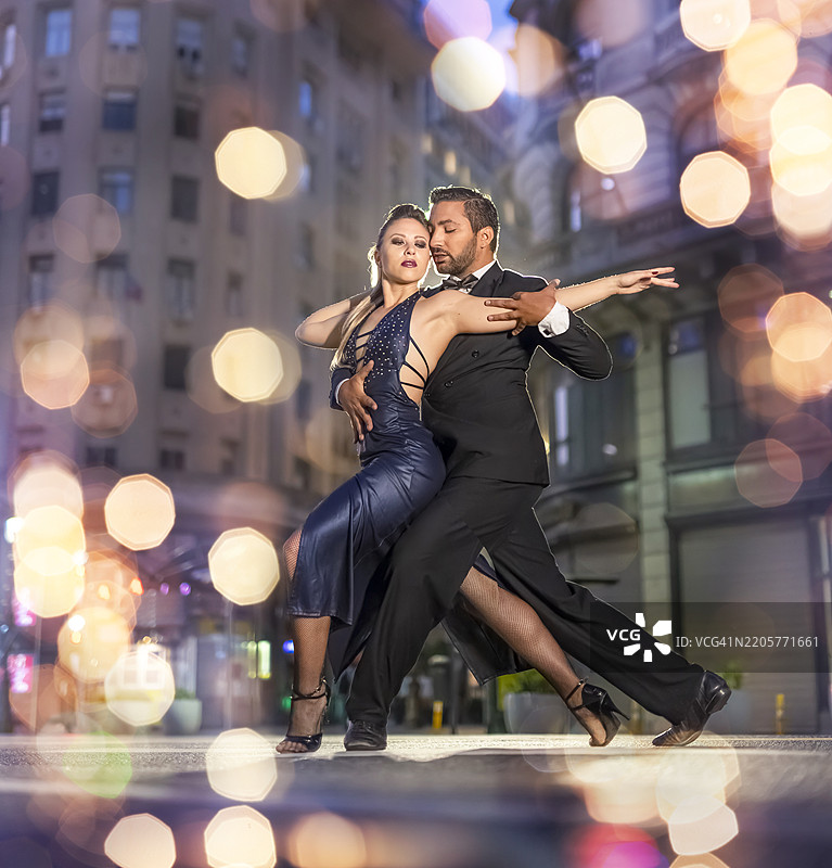 布宜诺斯艾利斯街头夜晚的阿根廷探戈舞者肖像图片素材