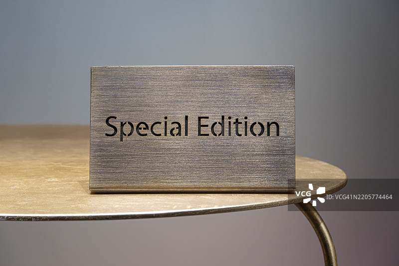 特制不锈钢板放在桌子上图片素材