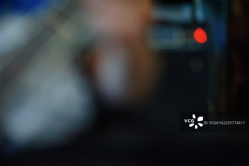 模糊的吉他手和音箱图片素材