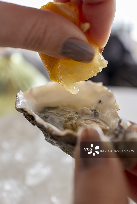 生蚝配柠檬图片素材