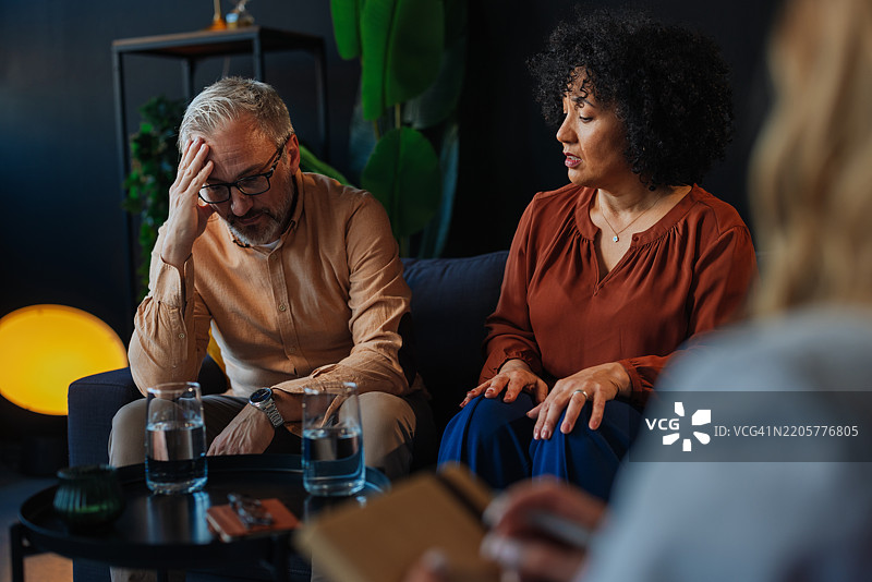 夫妻在治疗会议中与顾问讨论问题图片素材