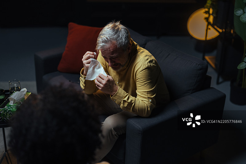 成熟男性在心理治疗中哭泣图片素材