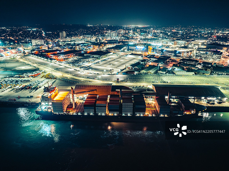 集装箱船与灯光照亮的南安普敦码头图片素材