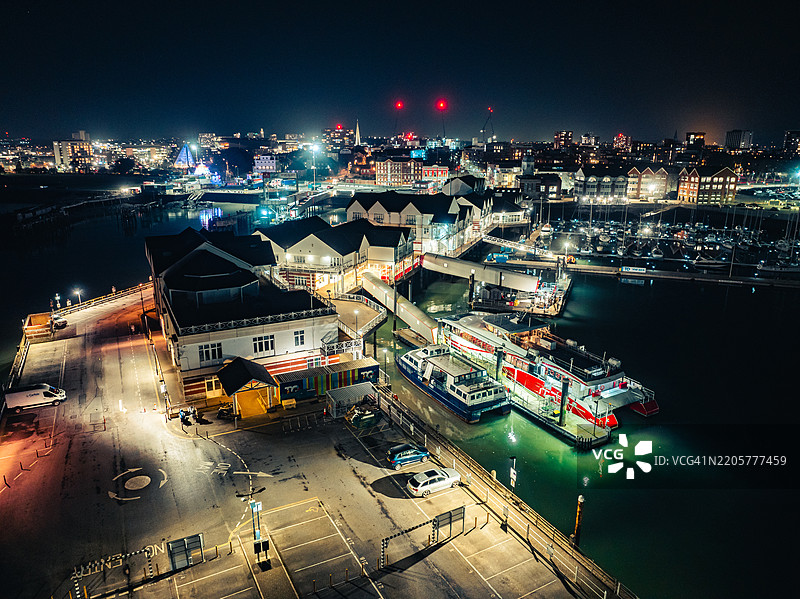 南安普敦市中心夜景的无人机视角图片素材