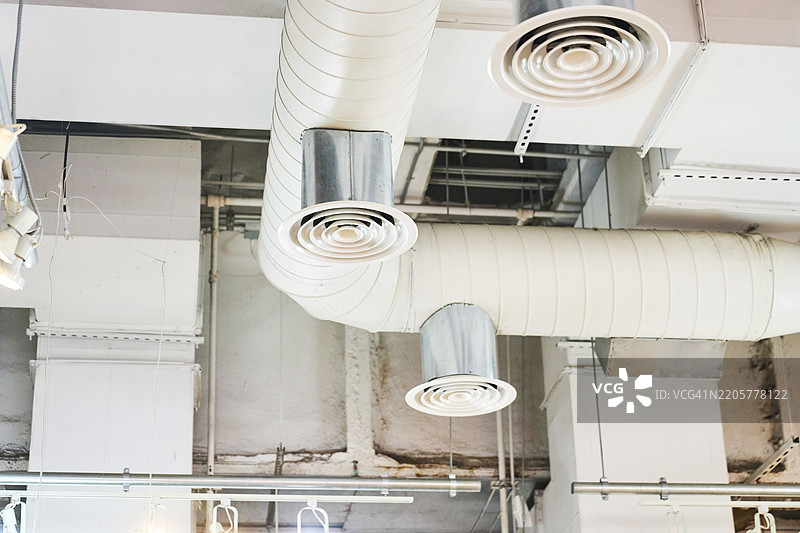 带有空气管道和扩散器的通风系统，提供冷却和加热功能图片素材