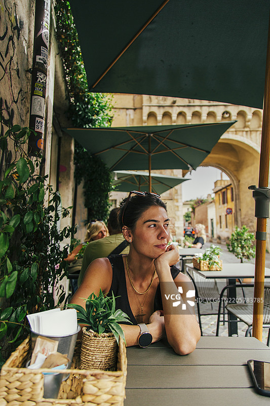 在风景如画的环境中，悠闲地在户外咖啡馆享用咖啡和可颂面包图片素材