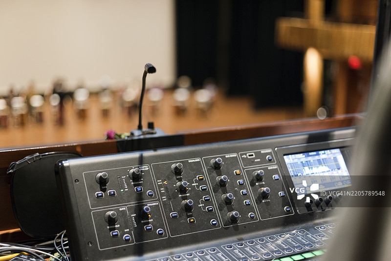 音乐器材在演奏中 - 混音台特写。图片素材
