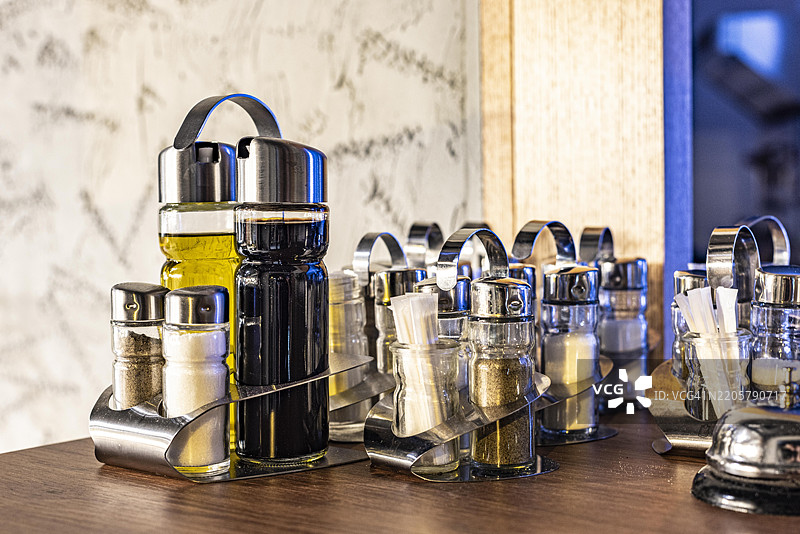 优雅的调味瓶套装在温馨的餐厅室内环境中图片素材