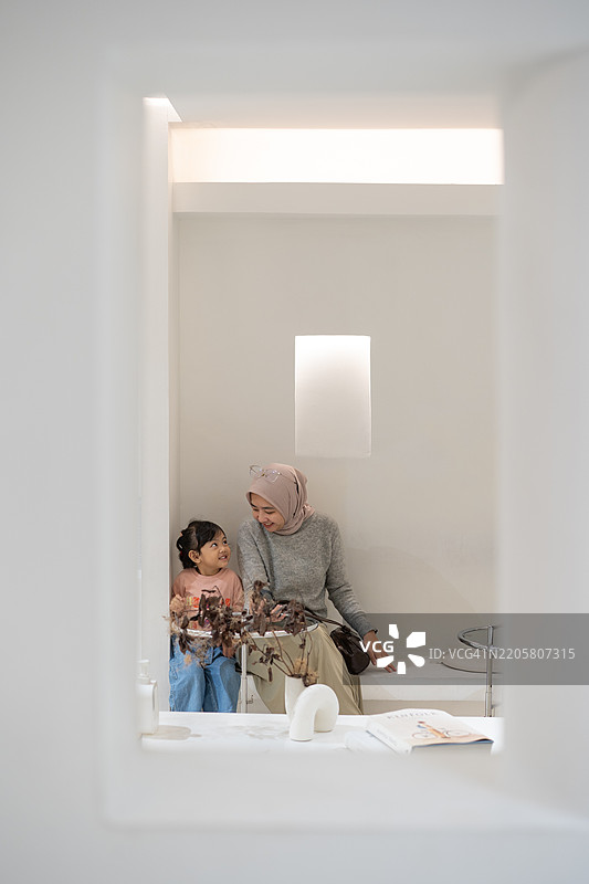 快乐的母女在咖啡馆里图片素材