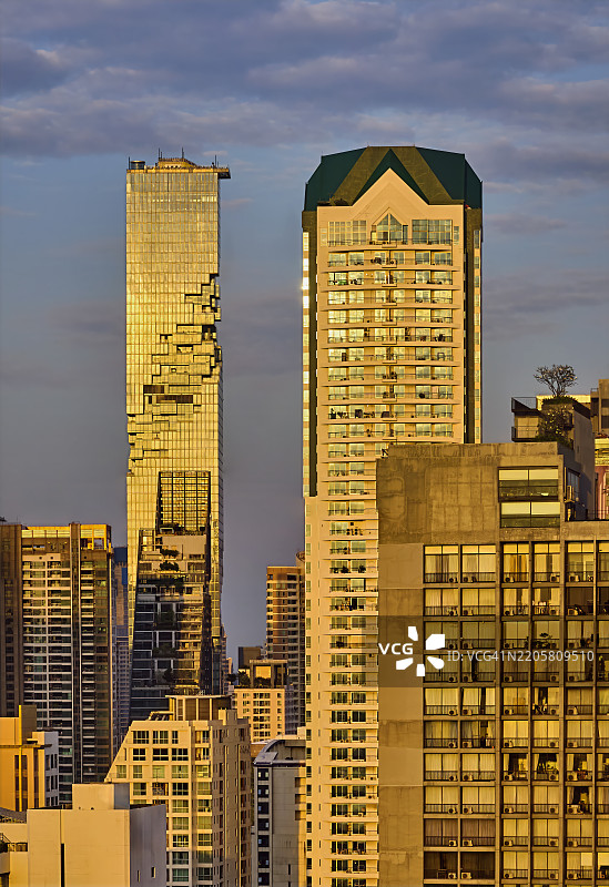 曼谷西隆天际线中的国王权力玛哈纳空大厦图片素材